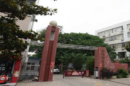 红星家园D区精装套三带车位府房售价可议